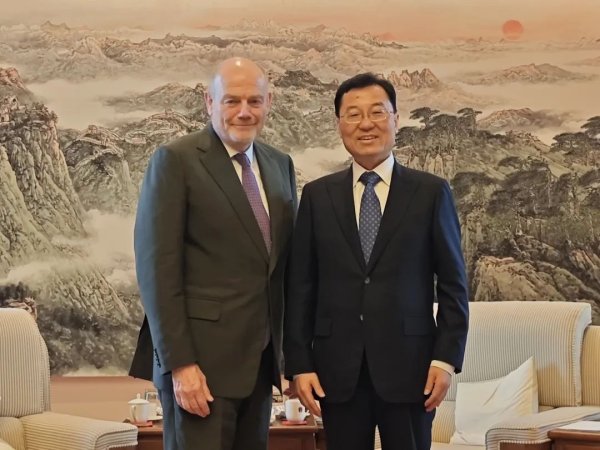 闻喜策略 中国驻美国大使谢锋会见CNN总裁兼首席执行官