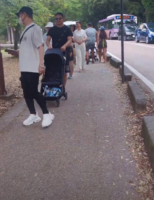 天美配资 汪峰带4个孩子日本度假，醒醒和森林北女儿同龄，但性格差距明显